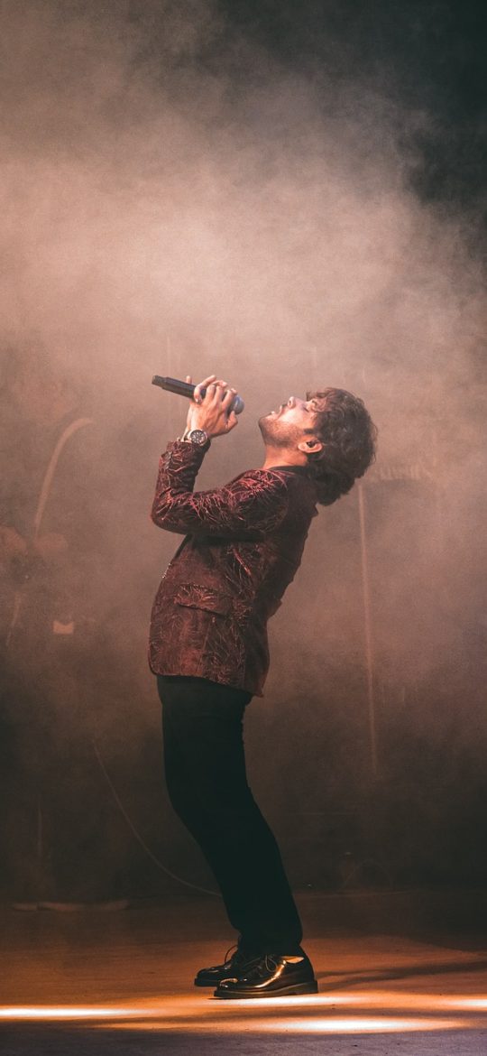 配音神器的合成进度界面，进度条显示正在生成音频，下方是已完成的段落列表与预计剩余时间提示